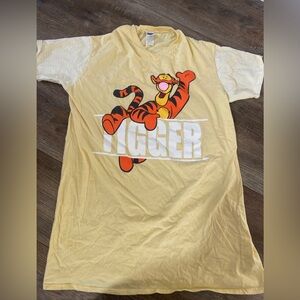 Disney vintage women’s Tigger Yellow  long Shirt can be pajamas